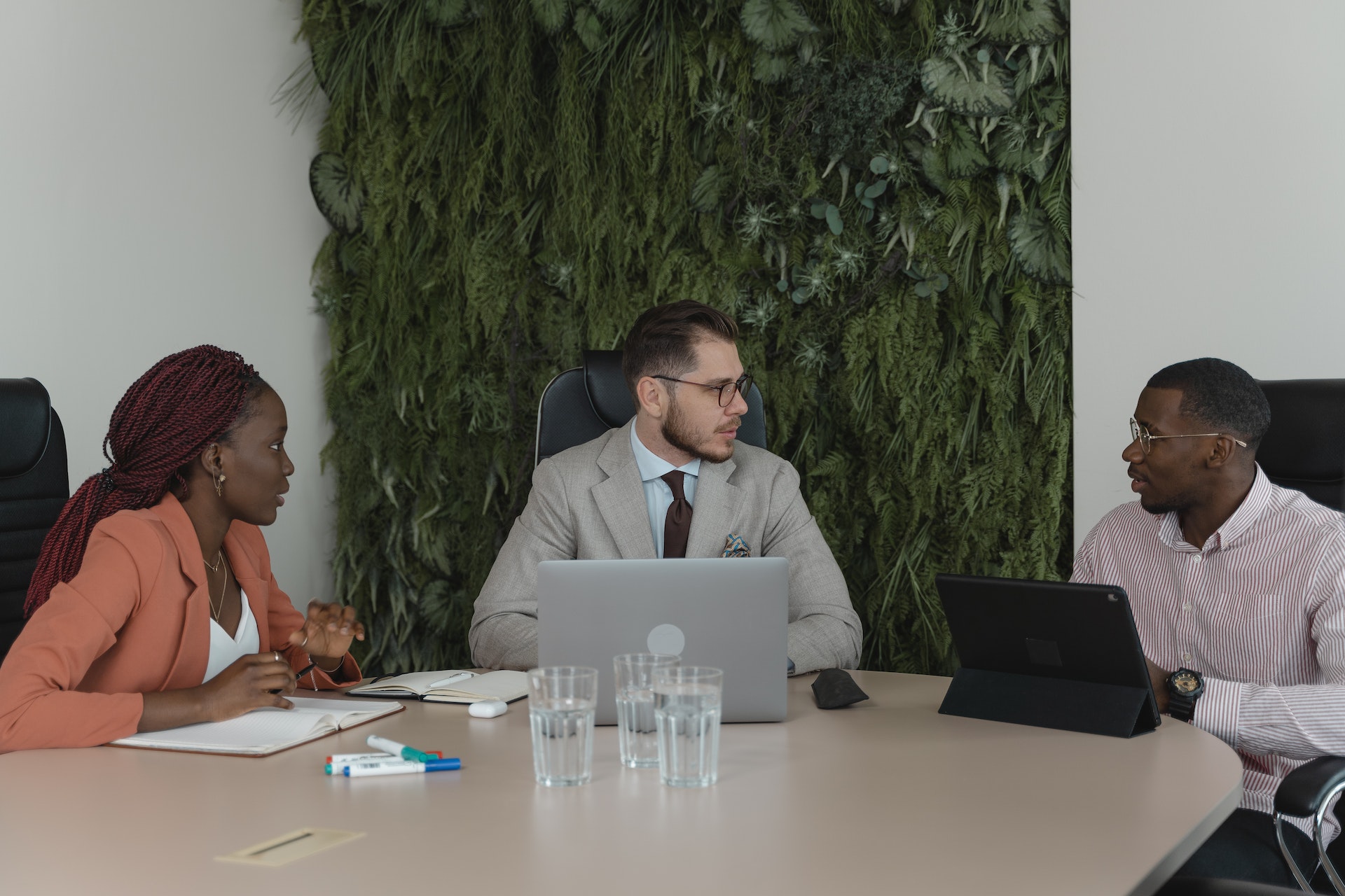Vemos três pessoas empreendedoras reunias à mesa. Juntas, elas discutem ações em torno de seus negócios.

Imagem para texto: venture builder da Semente.